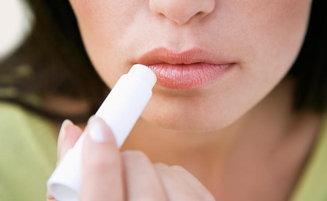 Thành phần có trong dưỡng môi khiến càng bôi càng khô - ảnh 1