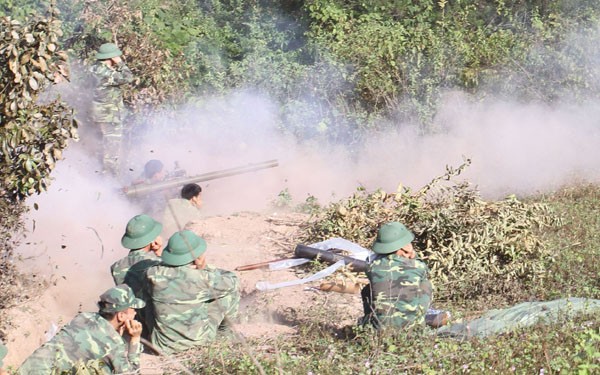 Cận cảnh bộ binh, không quân Việt Nam bắn chiến đấu - ảnh 7
