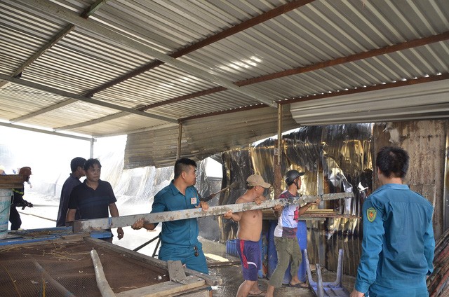 Xưởng mũ hơn 1.000m2 cháy ngút trời, khói đen cuồn cuộn - ảnh 3
