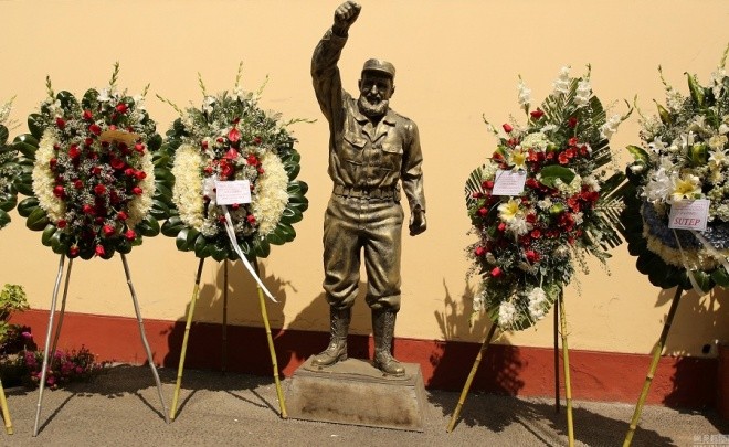 Người dân thế giới tưởng niệm Fidel Castro - ảnh 9