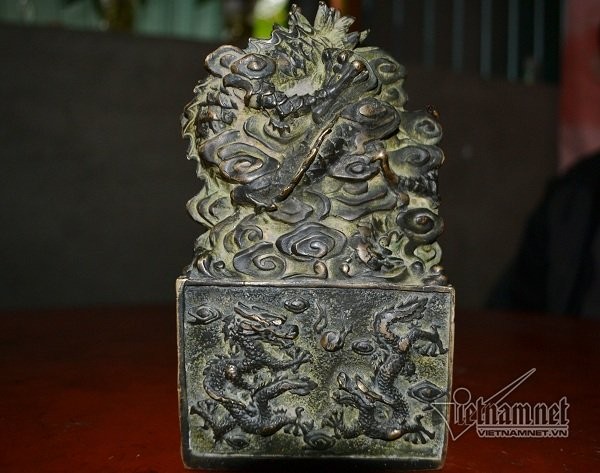 Đào đất trong rừng phát hiện vật lạ nghi ấn tín vua chúa - ảnh 2
