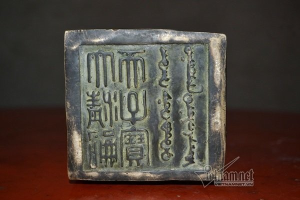 Đào đất trong rừng phát hiện vật lạ nghi ấn tín vua chúa - ảnh 3