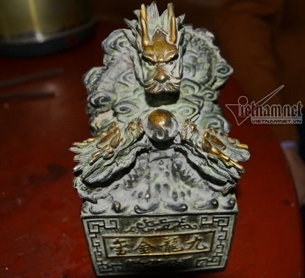 Đào đất trong rừng phát hiện vật lạ nghi ấn tín vua chúa - ảnh 4