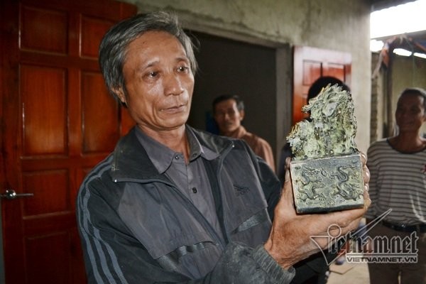Đào đất trong rừng phát hiện vật lạ nghi ấn tín vua chúa - ảnh 5