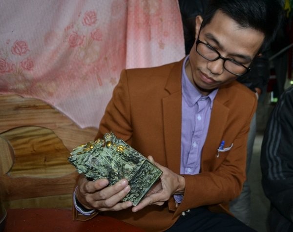 Đào đất trong rừng phát hiện vật lạ nghi ấn tín vua chúa - ảnh 6