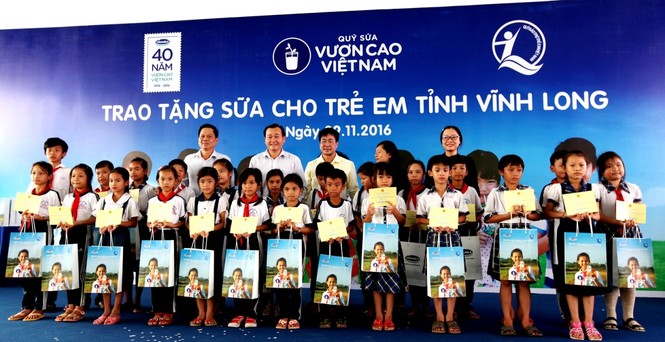 Vinamilk tặng gần 130.000 ly sữa cho trẻ em tại Vĩnh Long - ảnh 4