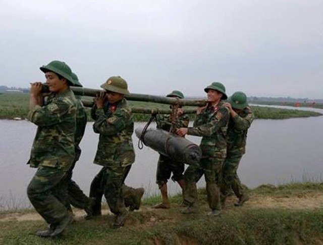 Trục vớt quả bom 'khủng' nặng 230 kg dưới lòng sông - ảnh 1