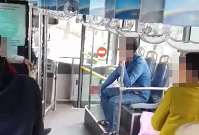 Đánh nhau náo loạn trên xe buýt ở Hà Nội - ảnh 1