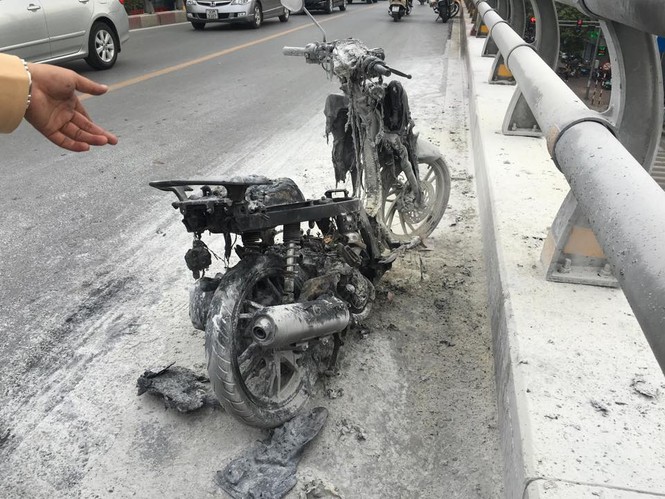 Hà Nội: Xe máy bốc cháy ngùn ngụt trên cầu vượt - ảnh 1