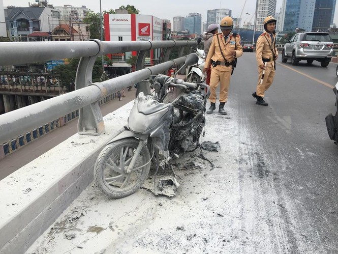 Hà Nội: Xe máy bốc cháy ngùn ngụt trên cầu vượt - ảnh 2