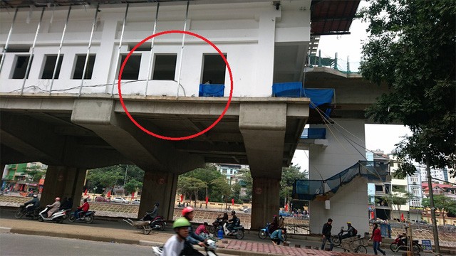 Người đàn ông nghi rơi từ nhà ga đường sắt trên cao - ảnh 1