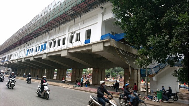 Người đàn ông nghi rơi từ nhà ga đường sắt trên cao - ảnh 2