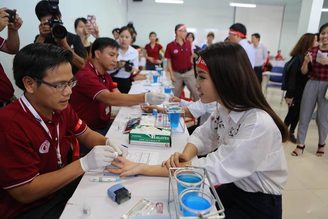 Hoa hậu Mỹ Linh xinh tươi rạng rỡ đi hiến máu - ảnh 6