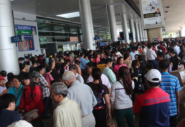 Lo ngại quá tải, Tân Sơn Nhất đề nghị hành khách đến sớm 3 tiếng - ảnh 1