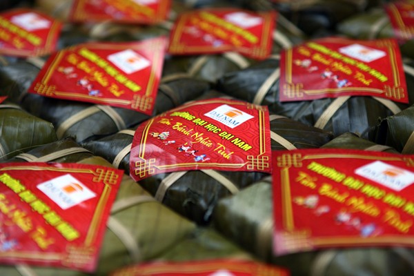 1.000 'tấm bánh nghĩa tình' ấm lòng người khó khăn - ảnh 10