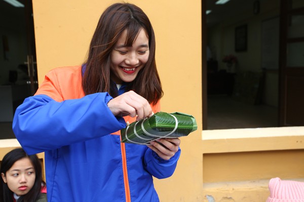 1.000 'tấm bánh nghĩa tình' ấm lòng người khó khăn - ảnh 6