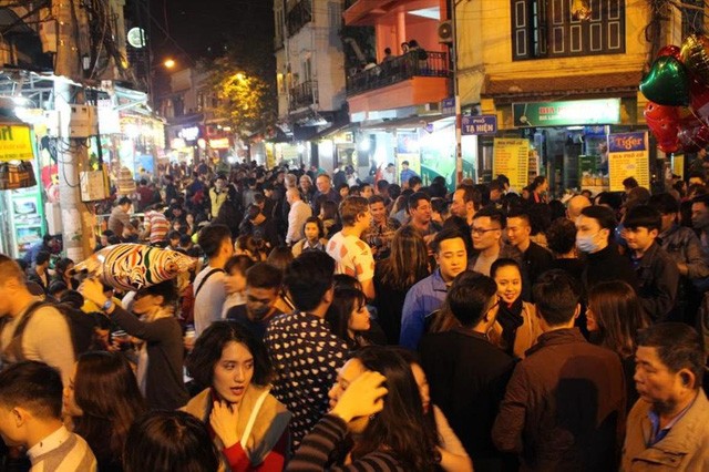 Những khu phố quà vặt khiến teen Hà thành mê mẩn - ảnh 1