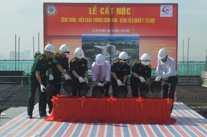 Khu điều trị của bệnh viện quân y có bãi đỗ trực thăng - ảnh 1