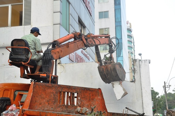 Đập tường, bứng cây cạnh tòa nhà Bộ Công thương - ảnh 6