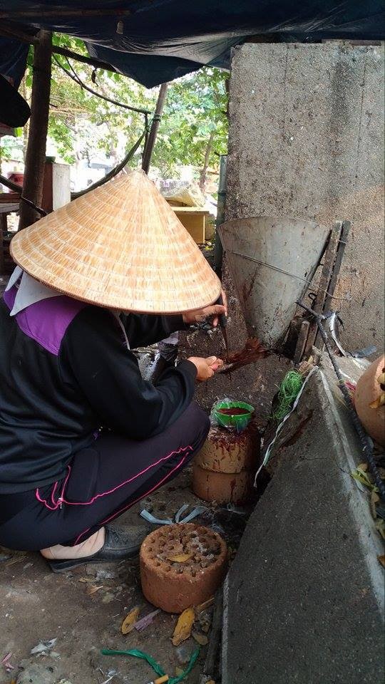 Cận cảnh nơi giết mổ gia cầm ngay tại... nghĩa địa - ảnh 1