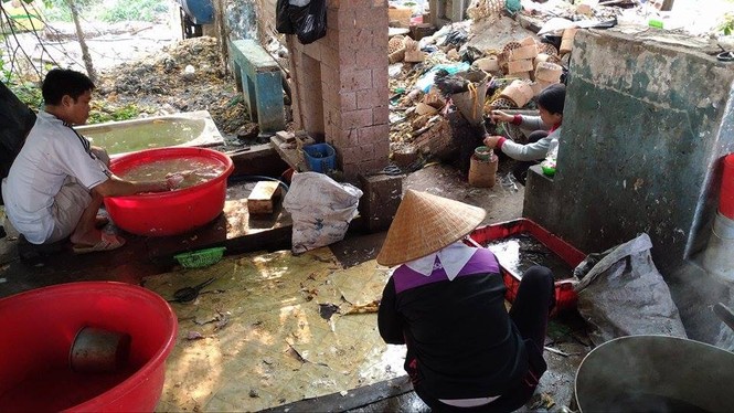 Cận cảnh nơi giết mổ gia cầm ngay tại... nghĩa địa - ảnh 3
