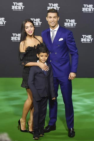 Bồ mới của Ronaldo từng làm như… ô sin - ảnh 2
