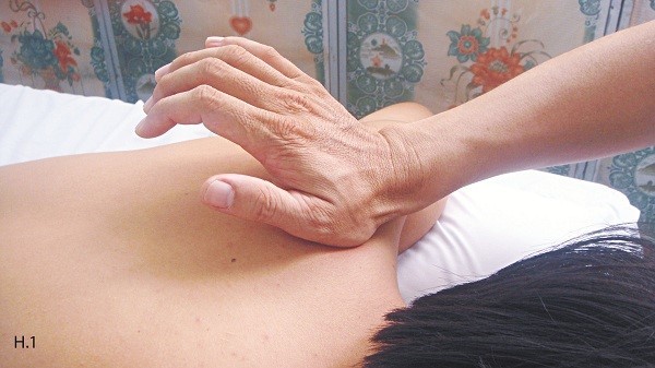 Xoa bóp chữa đau vai gáy hiệu quả - ảnh 1