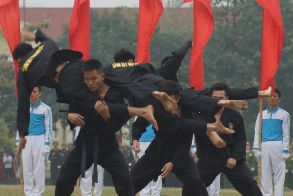 Nữ cảnh sát đặc nhiệm múa côn nhị khúc tuyệt đỉnh - ảnh 9