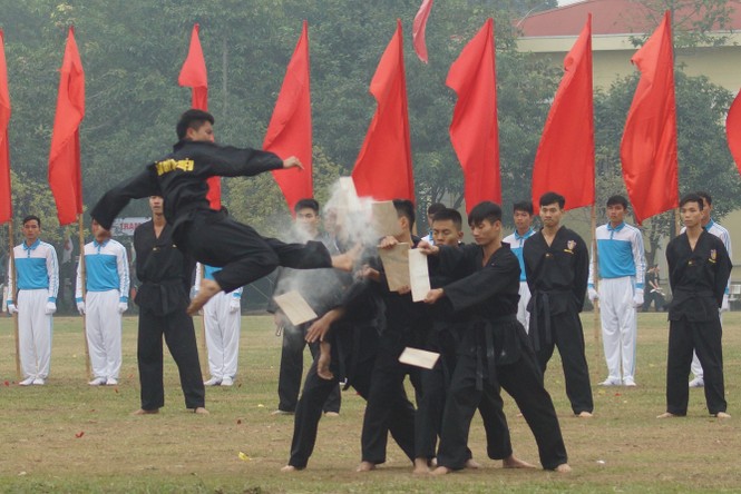 Nữ cảnh sát đặc nhiệm múa côn nhị khúc tuyệt đỉnh - ảnh 11