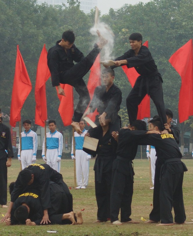 Nữ cảnh sát đặc nhiệm múa côn nhị khúc tuyệt đỉnh - ảnh 12