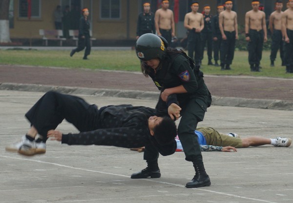 Nữ cảnh sát đặc nhiệm múa côn nhị khúc tuyệt đỉnh - ảnh 13
