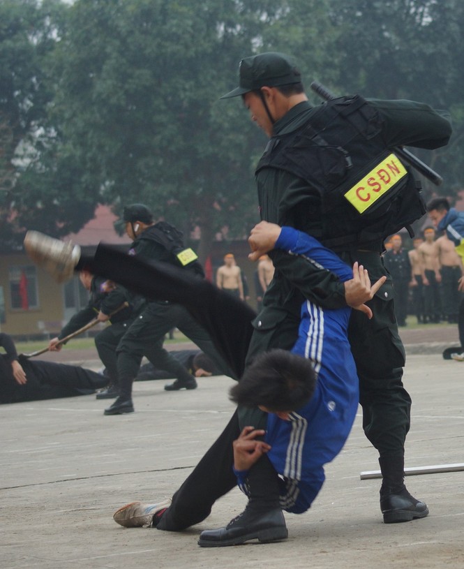 Nữ cảnh sát đặc nhiệm múa côn nhị khúc tuyệt đỉnh - ảnh 14