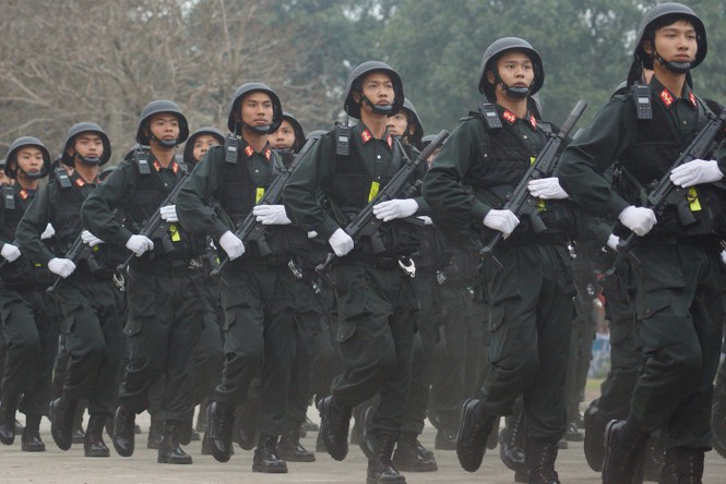 Nữ cảnh sát đặc nhiệm múa côn nhị khúc tuyệt đỉnh - ảnh 2
