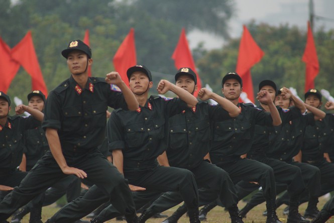 Nữ cảnh sát đặc nhiệm múa côn nhị khúc tuyệt đỉnh - ảnh 5