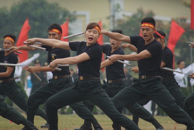 Nữ cảnh sát đặc nhiệm múa côn nhị khúc tuyệt đỉnh - ảnh 6