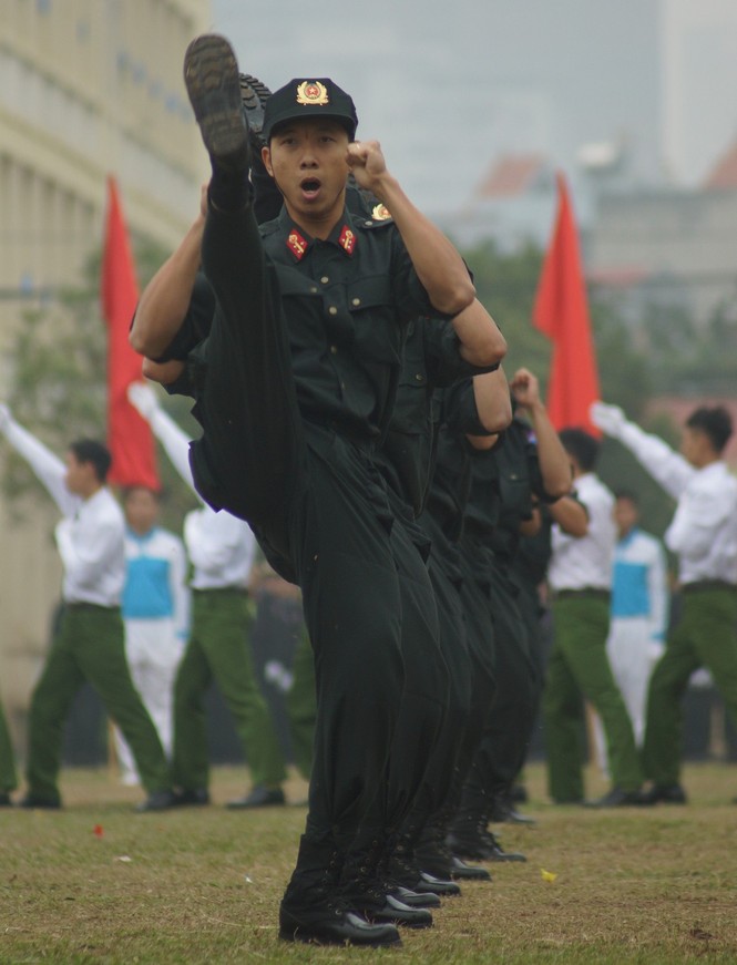 Nữ cảnh sát đặc nhiệm múa côn nhị khúc tuyệt đỉnh - ảnh 7