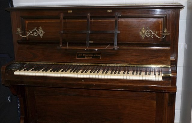 Phát hiện túi tiền vàng cực lớn giấu trong đàn piano 100 năm tuổi - ảnh 1