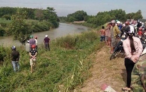 Thi thể người đàn ông cùng ôtô 7 chỗ dưới sông La Ngà - ảnh 1