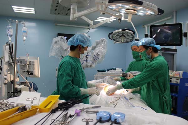 Bệnh nhân đầu tiên bị ung thư dạ dày được Robot phẫu thuật - ảnh 1