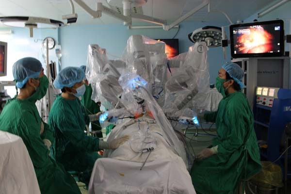 Bệnh nhân đầu tiên bị ung thư dạ dày được Robot phẫu thuật - ảnh 2