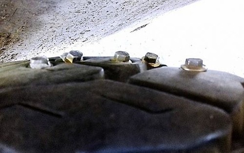 Đóng đinh vào tấm xốp rải trên quốc lộ để 'bẫy đối thủ' - ảnh 1