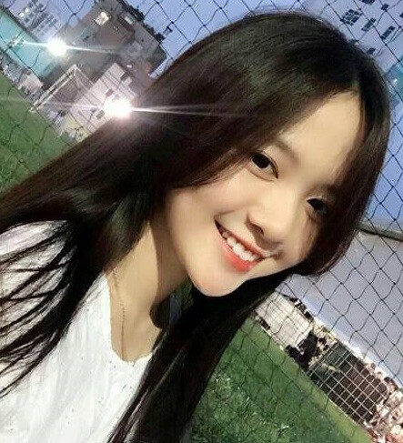 Đây chính là cô gái Sài Gòn có nụ cười tỏa nắng, gợi cảm ở sân bóng - ảnh 1