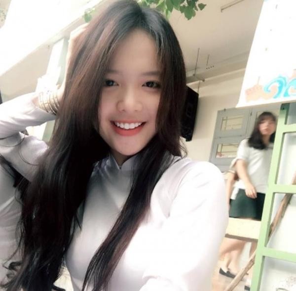 Đây chính là cô gái Sài Gòn có nụ cười tỏa nắng, gợi cảm ở sân bóng - ảnh 2