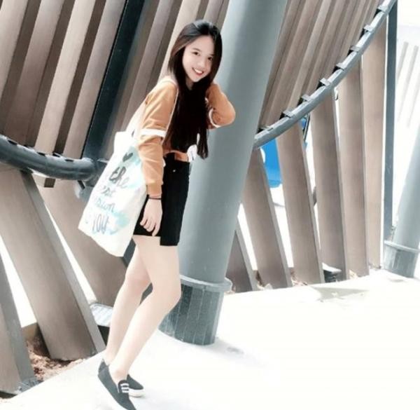 Đây chính là cô gái Sài Gòn có nụ cười tỏa nắng, gợi cảm ở sân bóng - ảnh 4