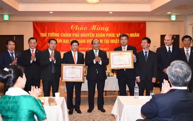 Thủ tướng Nguyễn Xuân Phúc thăm đại sứ quán Việt Nam tại Nhật Bản - ảnh 1