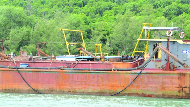 Xói mòn bờ biển do khai thác cát - ảnh 2