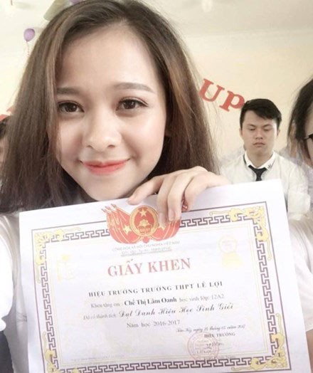 Nữ sinh hút hồn dân mạng với khoảnh khắc tỏa sáng tại lễ bế giảng - ảnh 1