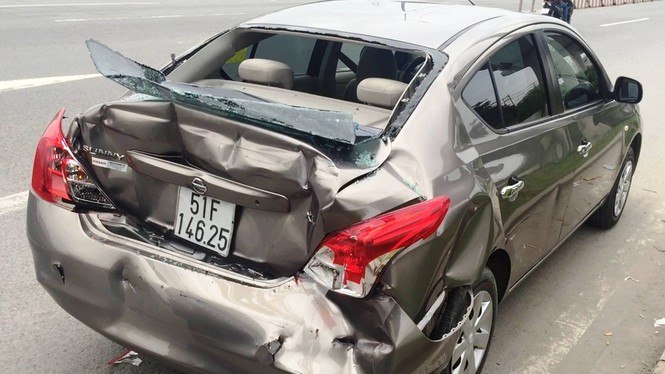 “Xế hộp” nát đuôi, xa lộ Hà Nội kẹt cứng sau va chạm liên hoàn - ảnh 1