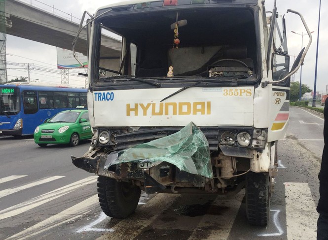 “Xế hộp” nát đuôi, xa lộ Hà Nội kẹt cứng sau va chạm liên hoàn - ảnh 2