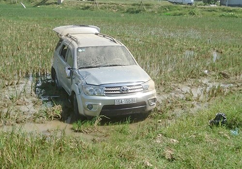 Xe cảnh sát tông Fortuner bay xuống ruộng sau cuộc rượt đuổi 30 km - ảnh 1